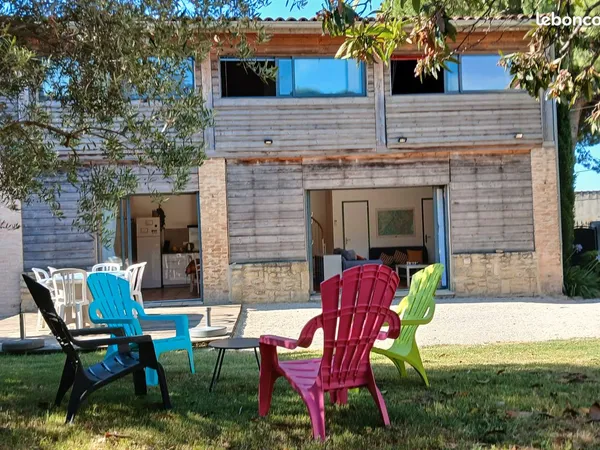 Libre mi octobre jusqu'au 03 Juillet 2027. Maison tout confort avec piscine et jardin. Loyer : 950 /