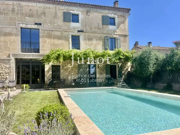 Maison 10 pièces 330 m²