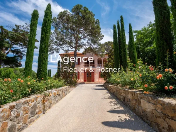 REF 671 : SAINT-TROPEZ CENTRE - BASTIDE ENTIEREMENT RÉNOVÉE