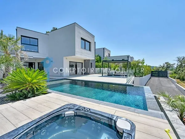 Villa 6 pièces 230 m²