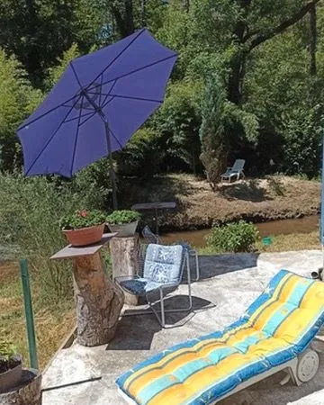 Grande maison au bord de l'eau