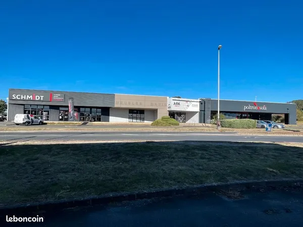 À VENDRE - BÂTIMENT COMMERCIAL DE 2 600 m²
