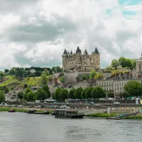 Marché immobilier Saumur 2026 : prix, château, Cadre noir et une sous-préfecture 1,8 fois moins chère au m² qu'Angers, la préfecture