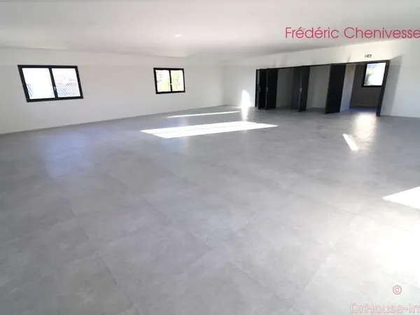 Local 3 pièces 150 m²