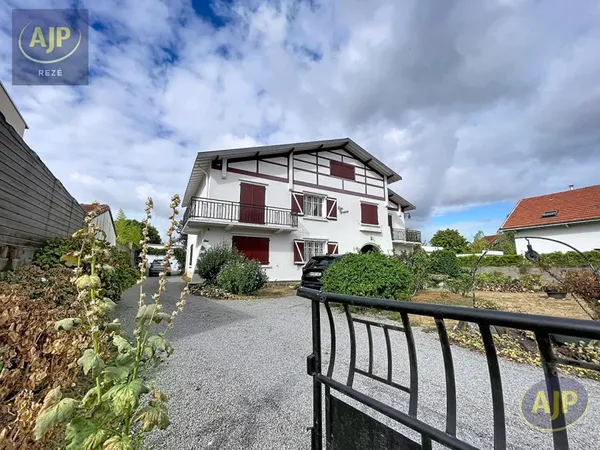 Maison 7 pièces 240 m²
