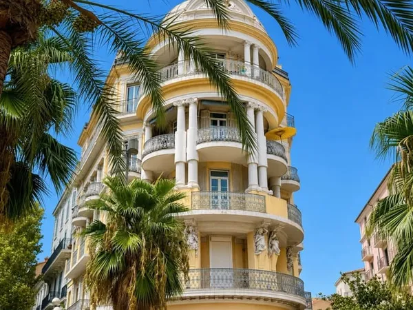CANNES CENTRE - APPARTEMENT 4P DE CARACTÈRE RÉNOVÉ - TERRASSE 35 M²