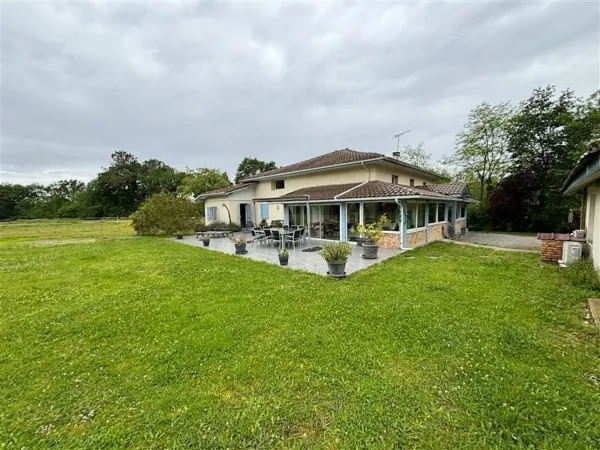 Grande maison de caractère totalement rénovée avec studio indépendant, grange et terrain idéal pour 