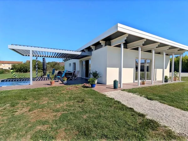 Maison de 4 chambres avec piscine à l'eau salée, 1,4 acres et emplacement à pied du village