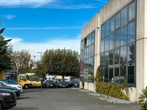 Les Ardoines - Local d'activité / bureaux 600 m² - RDC