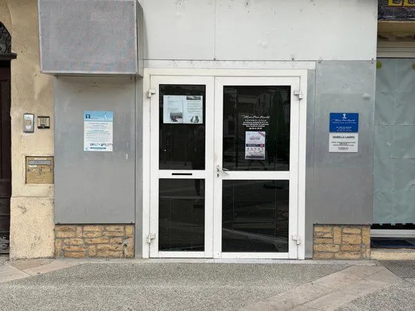 À LOUER - LOCAL COMMERCIAL / PROFESSIONNEL - CONTES (Place du Village)