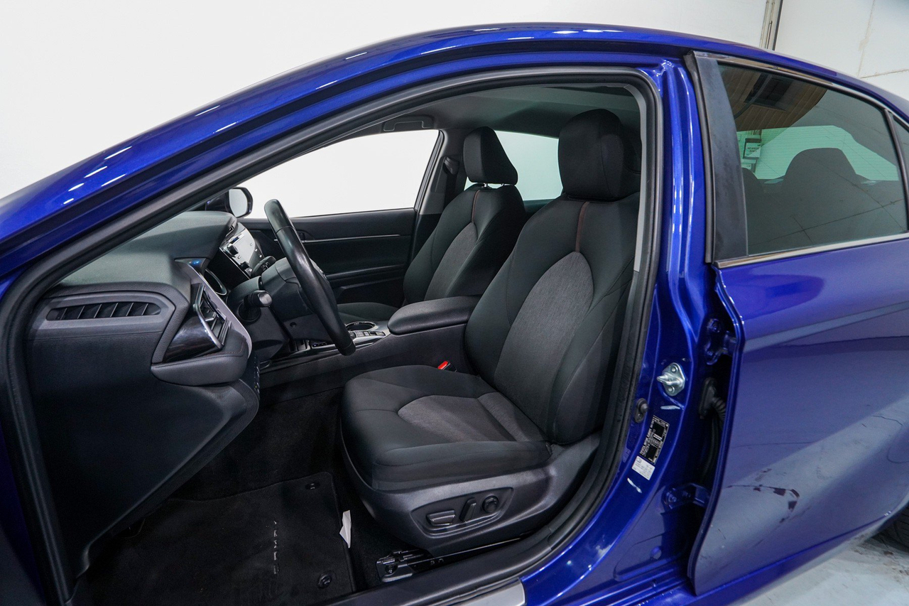 Toyota Camry — photo 13
