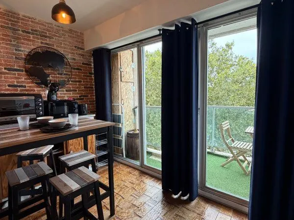 Studio meublé avec terrasse vue Loire - parking