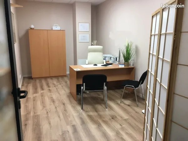 Local 20 m² + sanitaires + salle d'attente