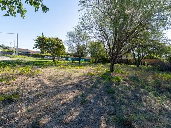 Le Muy - Terrain plat constructible de 1000m²