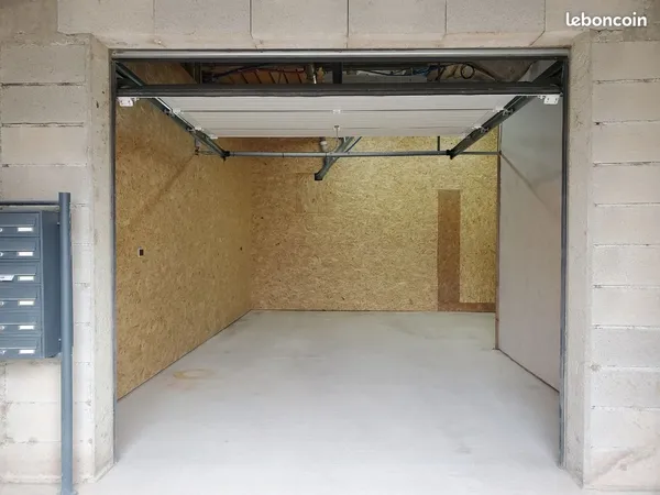 Garage 30m2 220 à louer