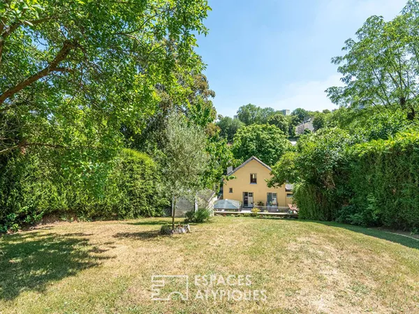Maison avec bassin, terrasse et jardin