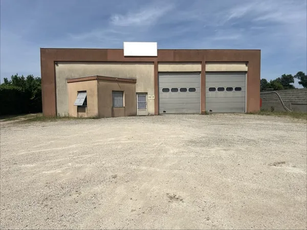 ENTREPÔT DE 312 M2 AVEC BUREAUX ACCÈS POIDS LOURDS