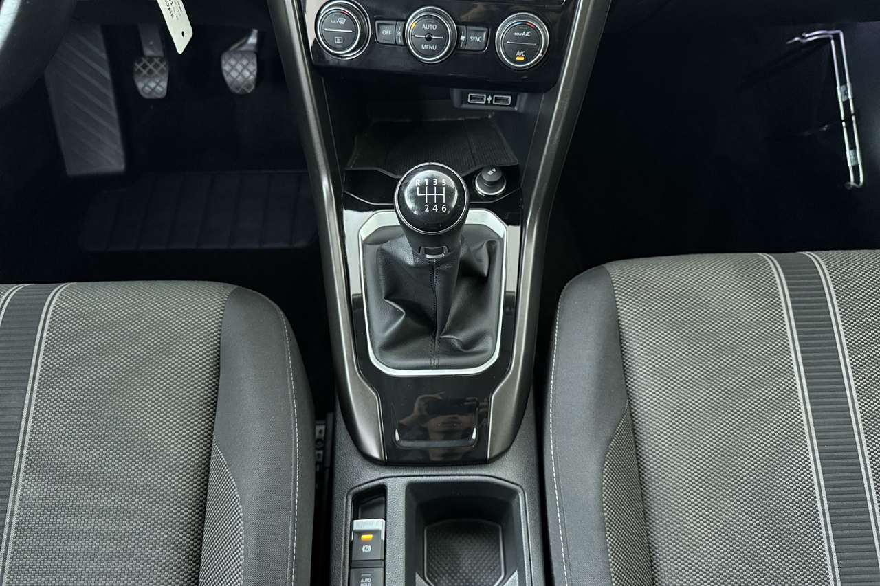 Volkswagen T-Roc — photo 12