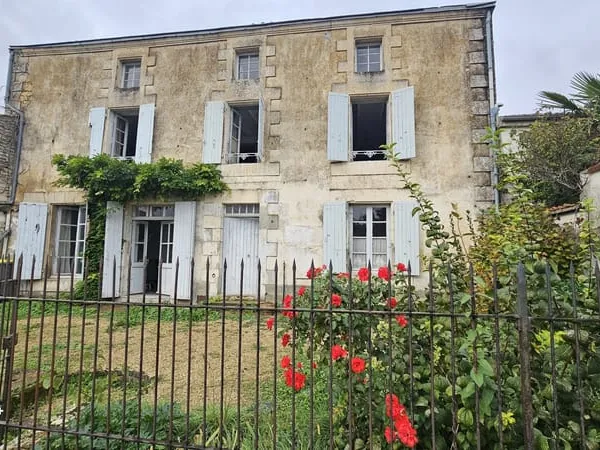 MAISON EN PIERRE CENTRE BOURG DE VILLIERS EN PLAINE PROCHE COMME