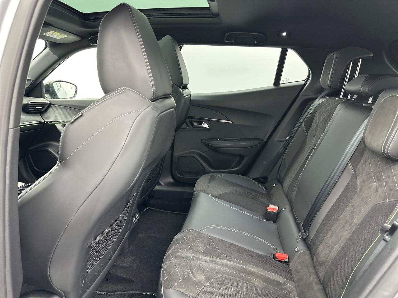 Peugeot 2008 electrique 136 ch gt pack — photo 12