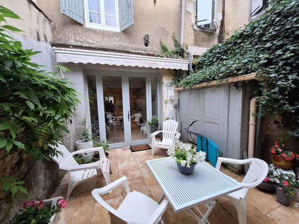 Maison de village avec cour