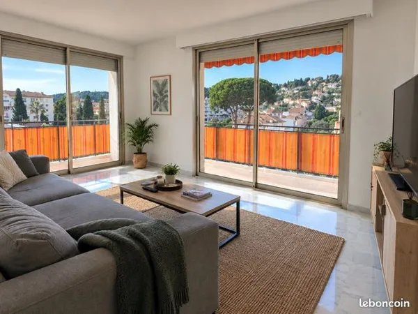 À LOUER - T3 de 60 m² avec balcon d'angle et garage fermé - Carnolès 1.600 hors charges