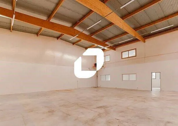 Local d'activité 925 m²