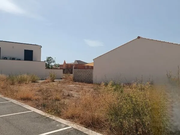 Terrain constructible d'angle 320m2 viabilisé - proche mer