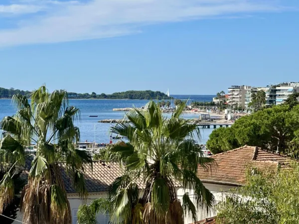 APPARTEMENT D'EXCEPTION À CANNES AVEC TERRASSE ET VUE MER SU