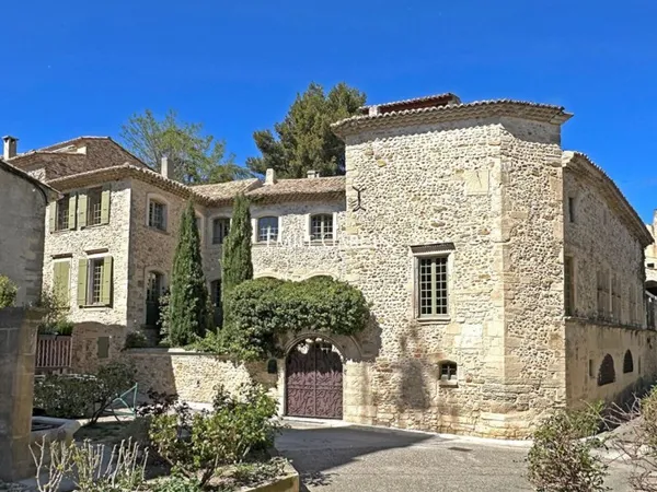 A vendre , Enclave des Papes, exceptionnel Hôtel particulier du XVIIIème siècle avec jardin et pisci
