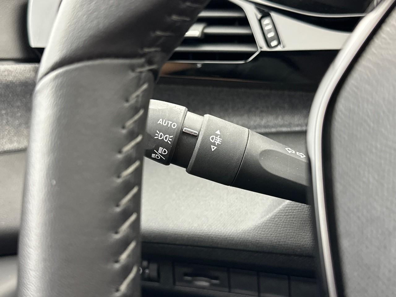 Peugeot 308 sw puretech 130ch s&s eat8 allure pack — photo 17