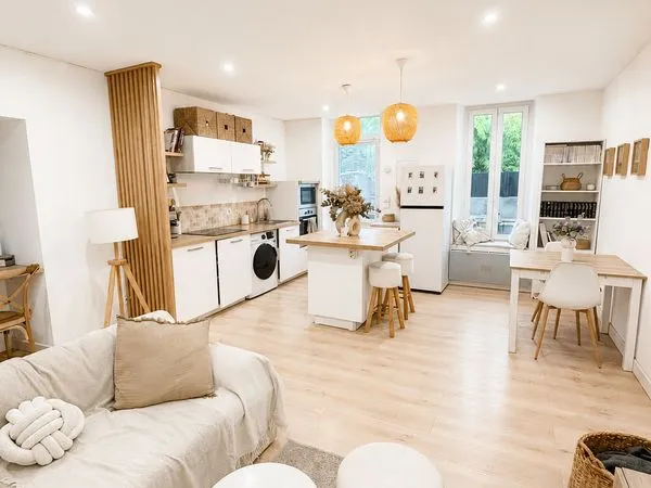 MARSEILLE 11e - Appartement T3 rénové avec terrasses, garage, parkings et dépendance Dans le 11e arr