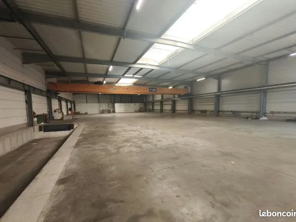 À LOUER - ENTREPÔT 1 400 m² - PONT ROULANT 12 T - CHAMBLY