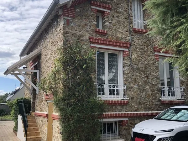 Pavillon F4 en pierre meulière dans le 95120 Ermont