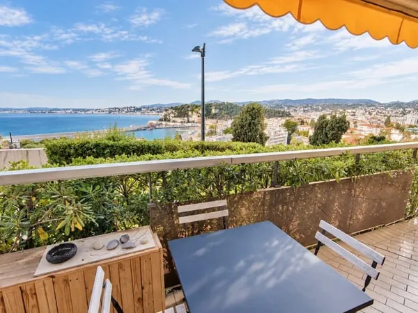 NICE MONT BORON - APPARTEMENT 2 PIECES DE 31M² A VENDRE - TERRASSE - VUE MER - RENOVE - GARAGE POSSI