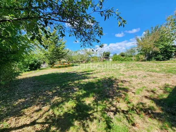 Terrain 817 m²