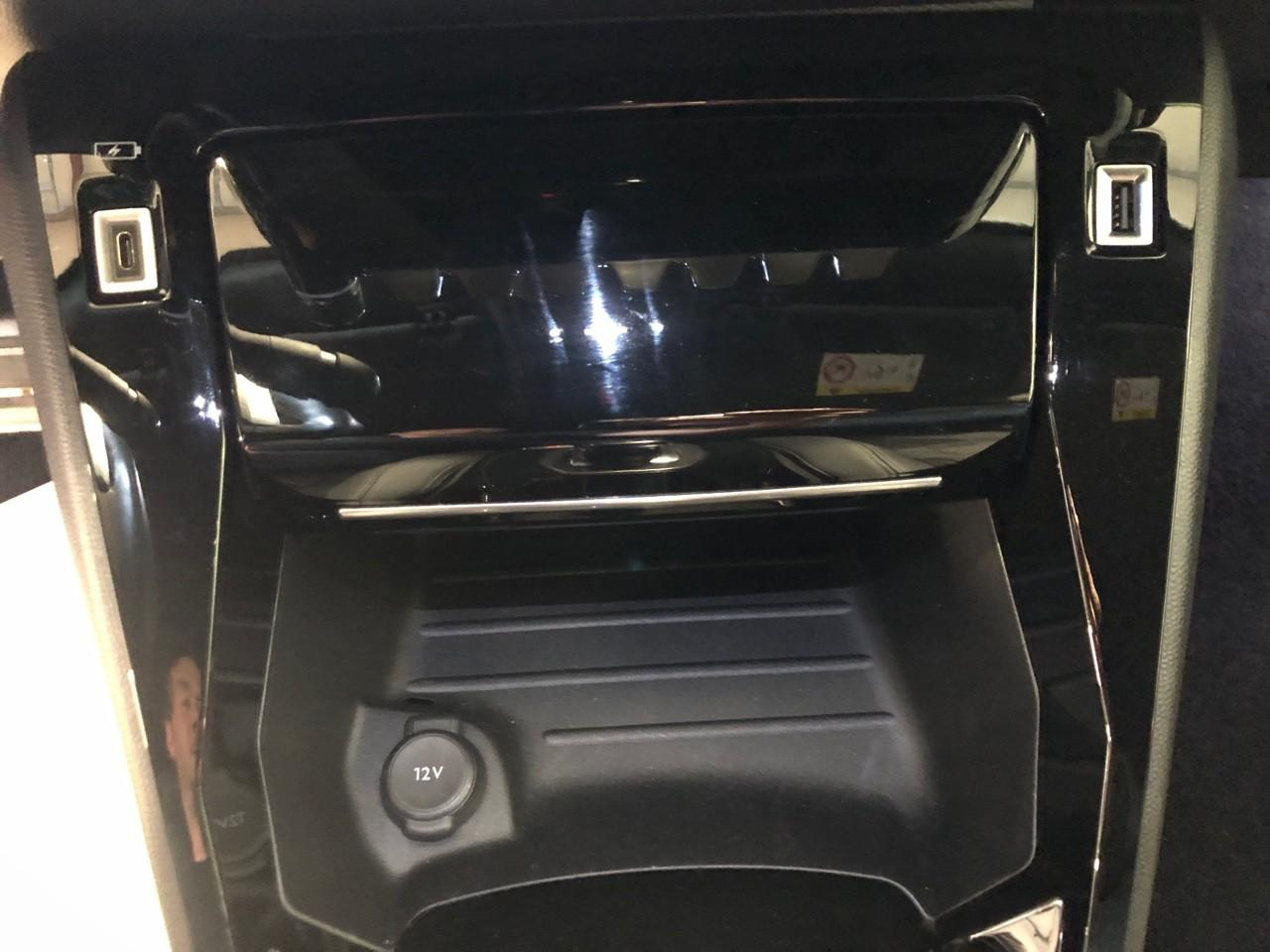 Peugeot 2008 puretech 130 s&s eat8 gt pack — photo 18