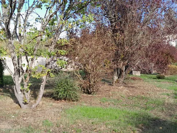 Vends une maison habitable à rénover, de 112 m2, sur un terrain de 1500 m2