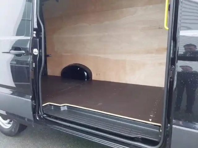 Volkswagen Crafter fg 35 l3h3 2.0 tdi 140ch business traction bva8 — photo 10