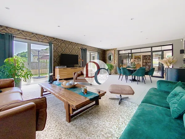 Maison contemporaine récente aux beaux volumes et basse cons