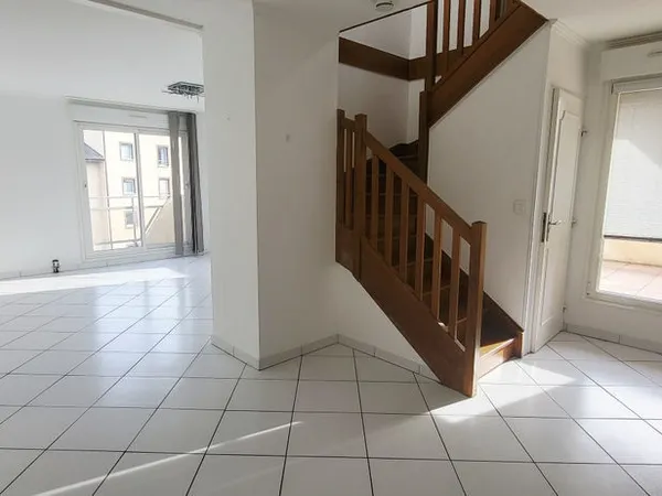 FERNEY CRETS DE FERNEY : très bel appartement T5 en duplex avec balcons, garages et cave