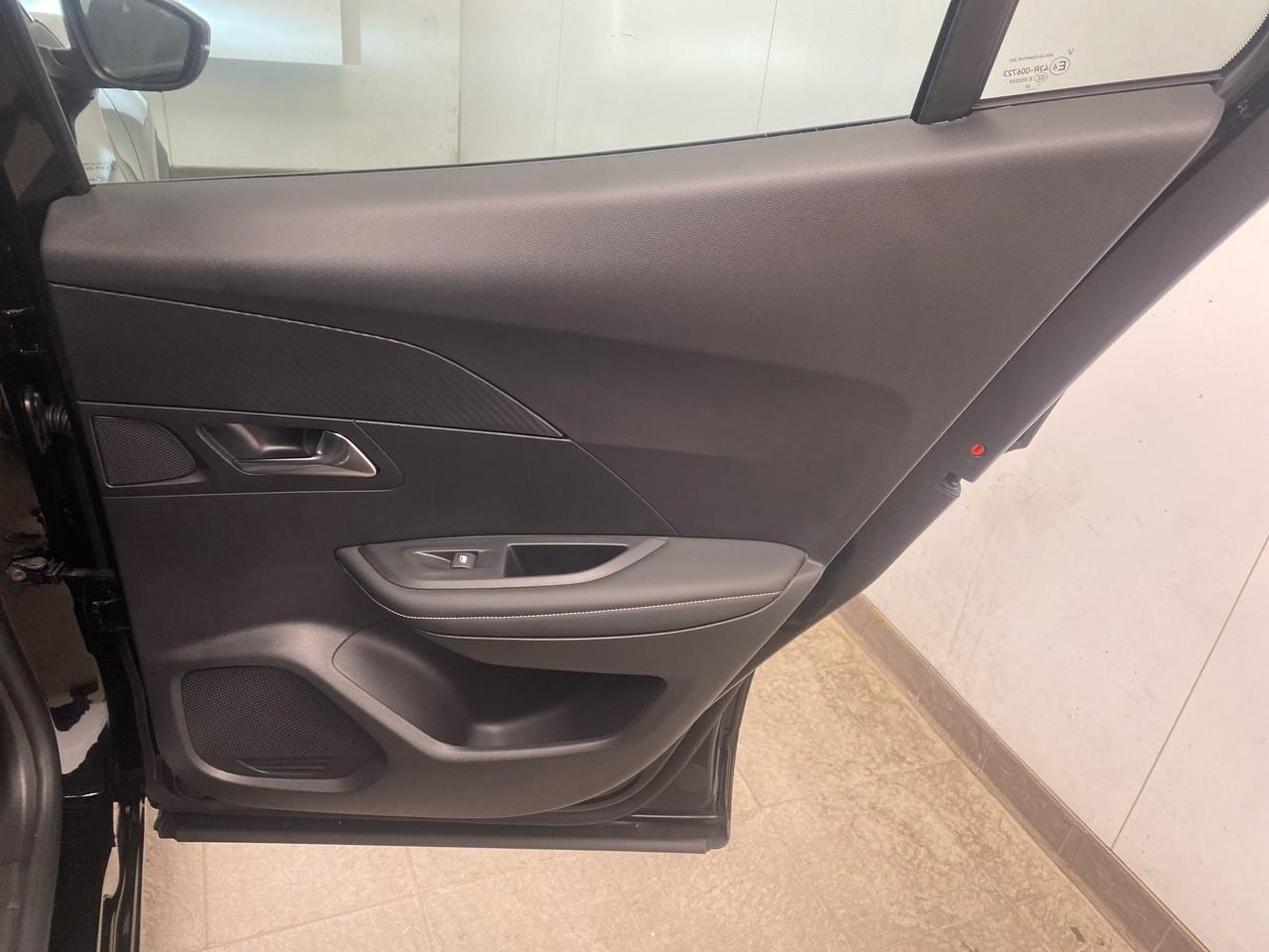 Peugeot 2008 hybrid 145 e-dcs6 allure — photo 26