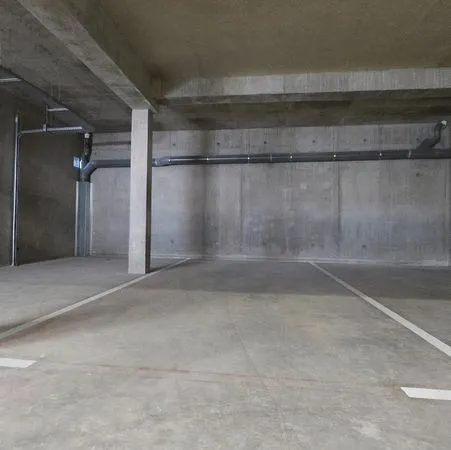 Place de parking intérieur dans garage fermé