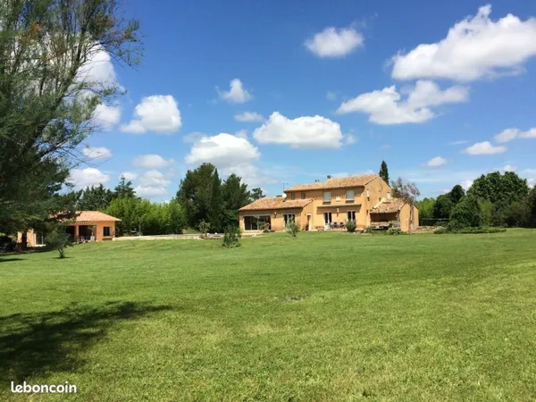 Maison Aix les Milles avec piscine et beau terrain de 5700 m2 très arboré