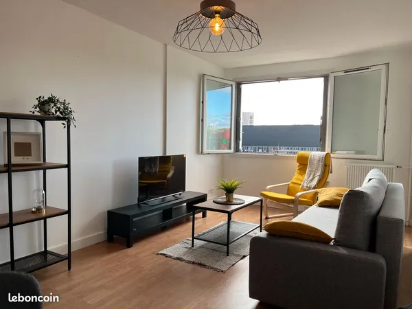 Chambre lumineuse dans colocation