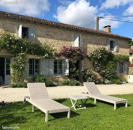Charmante maison de campagne, meublée et louée comme résidence principale du locataire. Piscine, gra