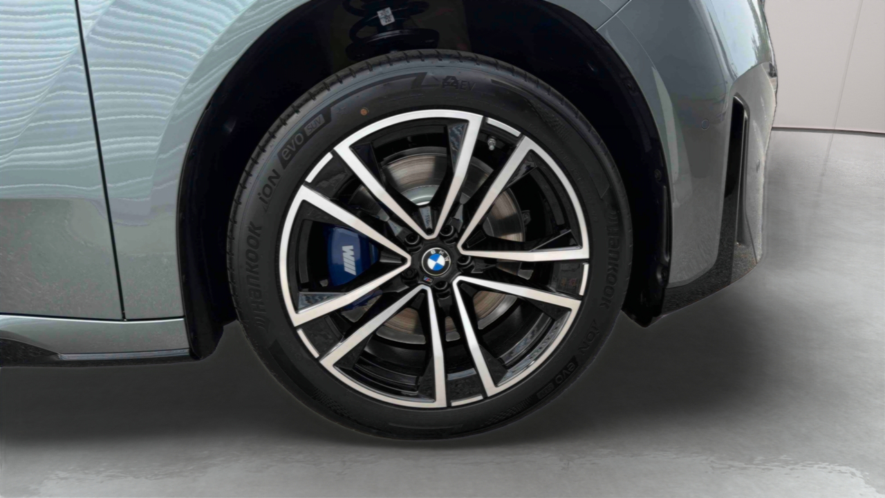 BMW iX3 50 xDrive — photo 18