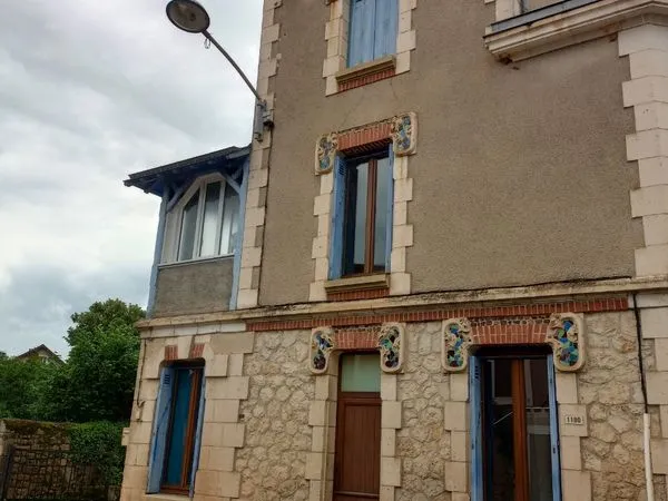 Maison avec cour, jardin et dépendance