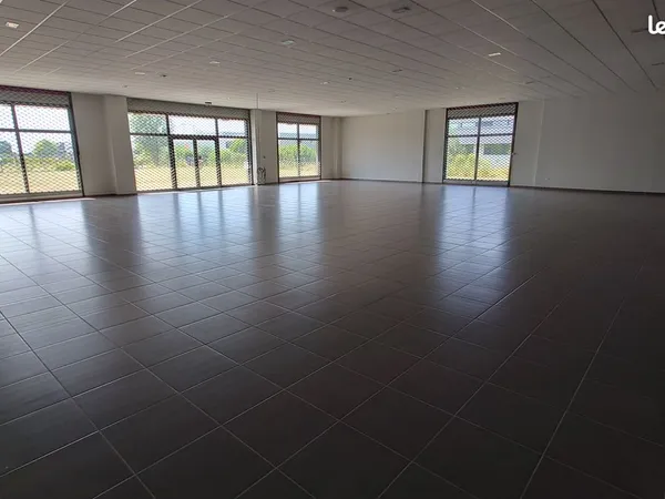 Local commercial 650m² visible A25