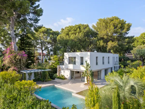 Élégance Contemporaine, villa au Coeur d'un Domaine Sécurisé
